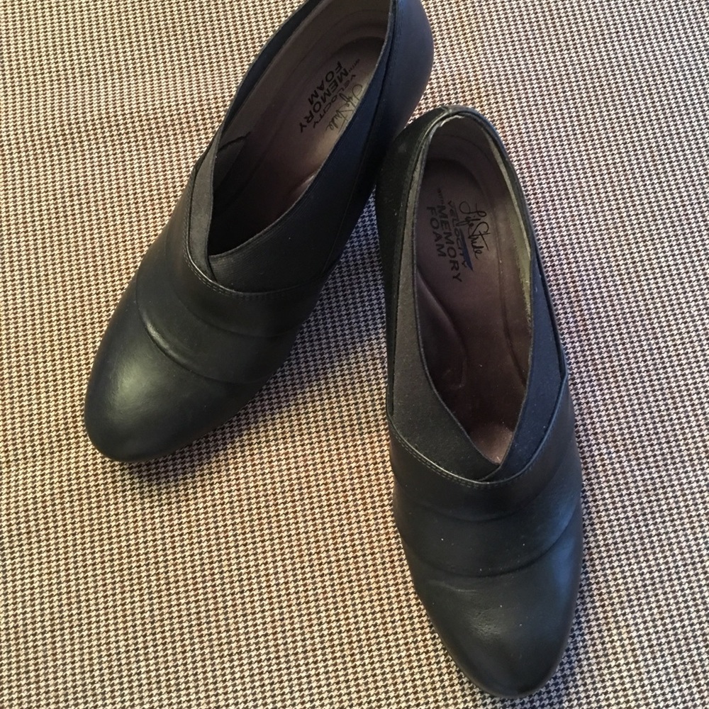 LifeStride Micah Bootie in Black Leather, 8M.